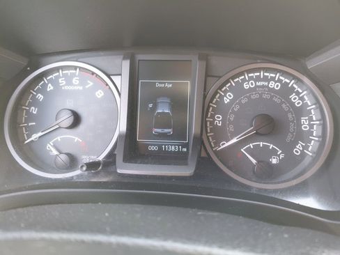 Used 2018 Toyota Tacoma TRD Sport AWD/4WD image 32