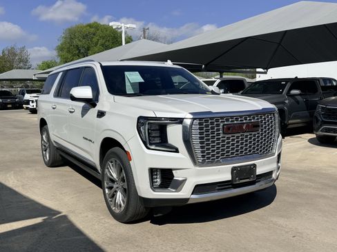 Used 2022 GMC Yukon XL Denali w/ Denali Premium Package image 1