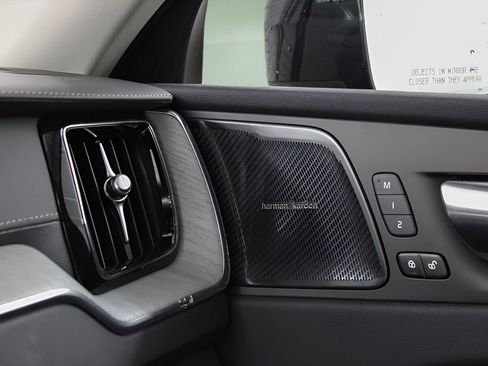 Certified 2025 Volvo XC60 B5 Ultra AWD/4WD image 22