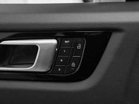 Used 2022 Porsche Cayenne Platinum Edition image 27