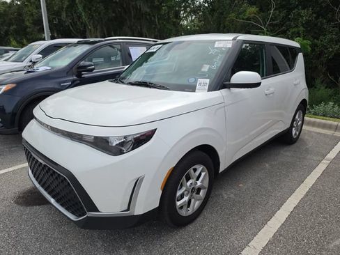 Certified 2025 Kia Soul LX w/ LX Technology Package FWD image 3
