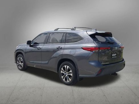 Used 2020 Toyota Highlander XLE AWD/4WD image 4