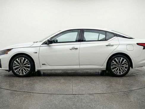 Used 2025 Nissan Altima 2.5 SV FWD image 5
