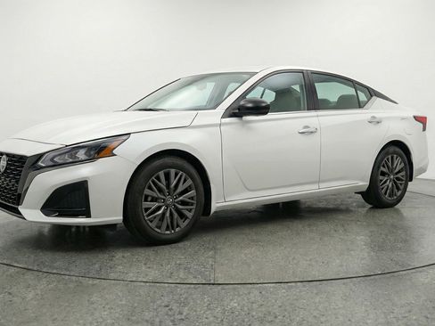 Used 2025 Nissan Altima 2.5 SV FWD image 3