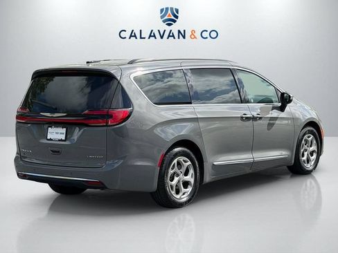 Used 2023 Chrysler Pacifica Limited FWD image 7
