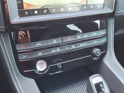 Used 2020 Jaguar F-PACE SVR image 18