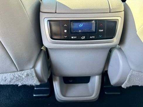 Used 2019 Toyota Highlander XLE image 25