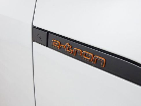Used 2023 Audi e-tron Premium Plus w/ Premium Plus Package AWD/4WD image 6