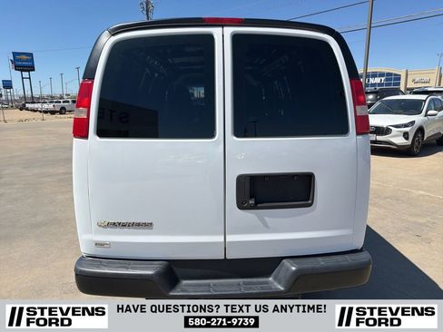 Used 2018 Chevrolet Express 2500 w/ Driver Convenience Package RWD image 5
