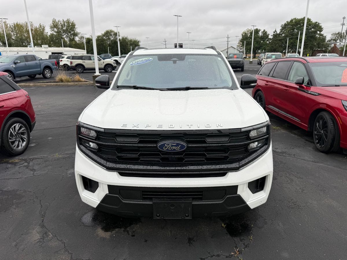 Used 2025 Ford Expedition Active AWD/4WD image 2