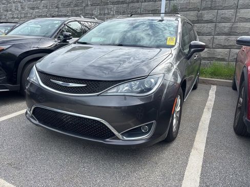 Used 2019 Chrysler Pacifica Touring-L FWD image 3