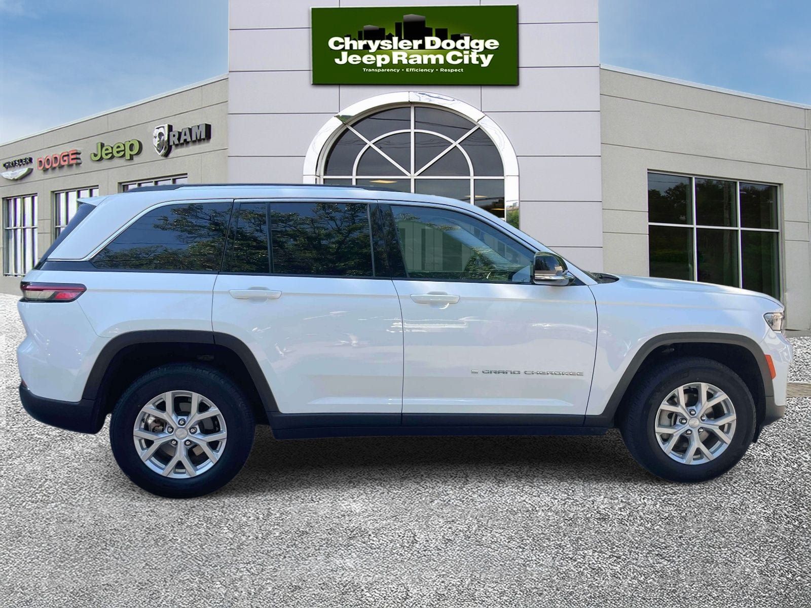 Used 2023 Jeep Grand Cherokee Limited AWD/4WD image 5