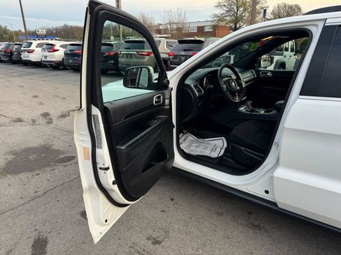Used 2021 Jeep Grand Cherokee Laredo AWD/4WD image 12