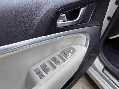 Used 2025 Genesis G70 2.5T image 11