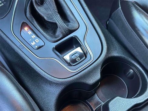 Used 2022 Jeep Cherokee Latitude w/ Trailer Tow Group image 32