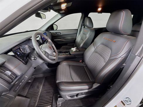 Used 2026 Nissan Pathfinder Rock Creek AWD/4WD image 2