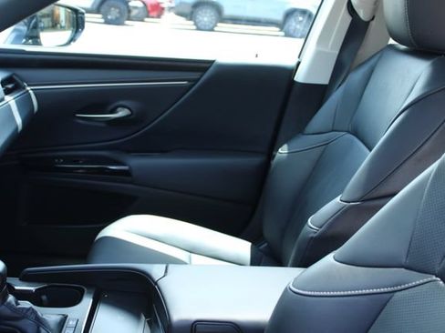 Used 2025 Lexus ES 300h w/ Premium Package FWD image 26