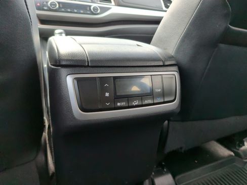 Used 2019 Toyota Highlander XLE AWD/4WD image 37
