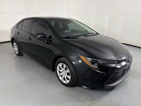 Used 2025 Toyota Corolla LE FWD image 2