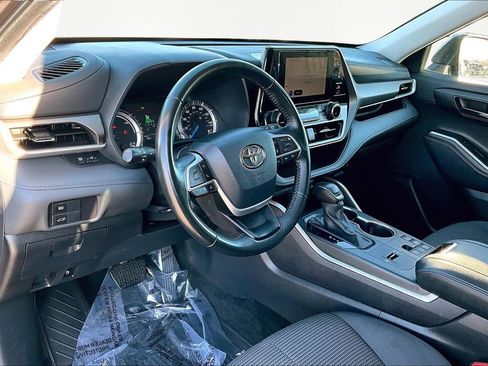 Used 2024 Toyota Highlander LE image 14