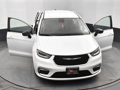 Used 2024 Chrysler Pacifica Touring-L image 10