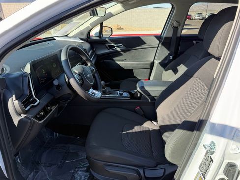 Used 2025 Kia Sportage LX image 11