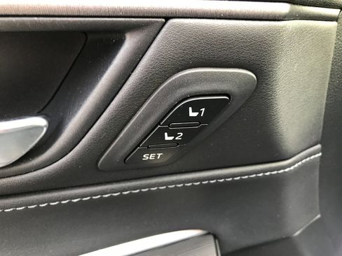 Used 2022 Toyota Venza XLE image 14