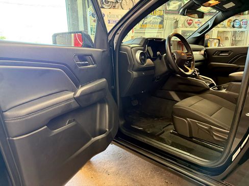 Used 2023 Chevrolet Colorado LT w/ LT Convenience Package image 11