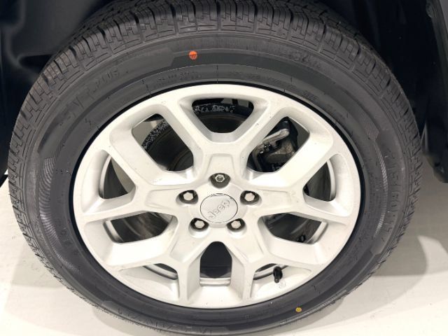Used 2018 Jeep Renegade Latitude AWD/4WD image 7
