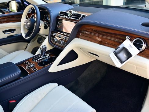 Used 2023 Bentley Bentayga Extended Wheelbase image 4