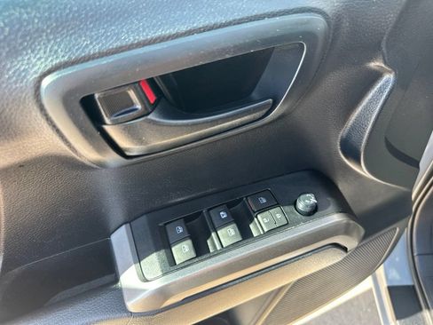 Used 2019 Toyota Tacoma SR5 AWD/4WD image 16