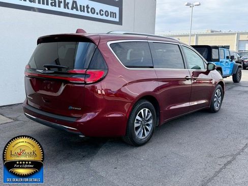 Used 2021 Chrysler Pacifica Touring-L image 3