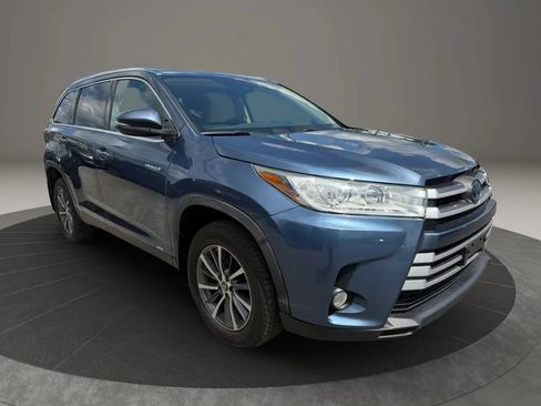 Used 2019 Toyota Highlander XLE AWD/4WD image 3