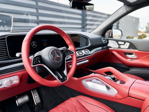 Used 2026 Mercedes-Benz Maybach GLS 600 4MATIC image 2