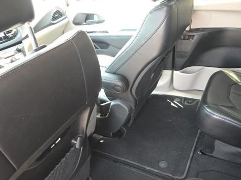 Used 2024 Chrysler Pacifica Touring-L FWD image 20