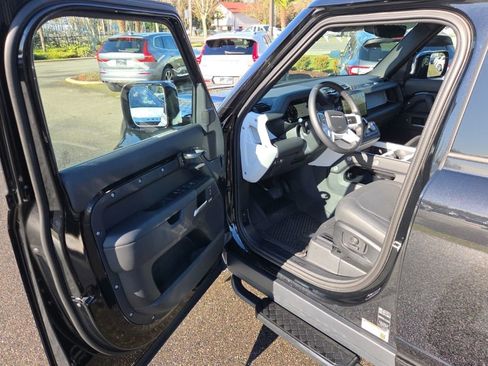 Used 2025 Land Rover Defender 110 X-Dynamic SE image 10