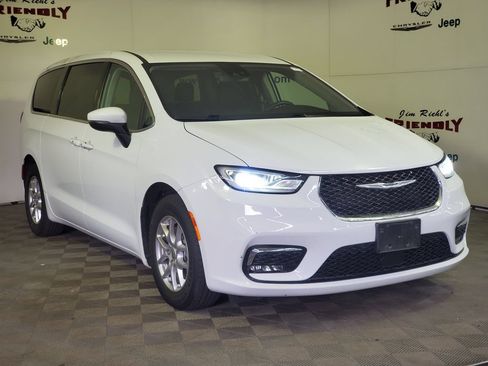 Used 2023 Chrysler Pacifica Touring-L FWD image 2