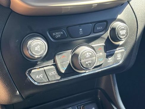 Used 2014 Jeep Cherokee Limited w/ Technology Group FWD image 32