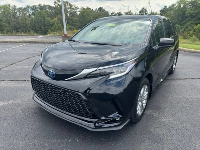 Used 2023 Toyota Sienna XSE AWD/4WD image 7