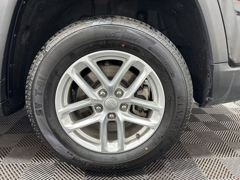 Used 2023 Jeep Grand Cherokee L Laredo image 34