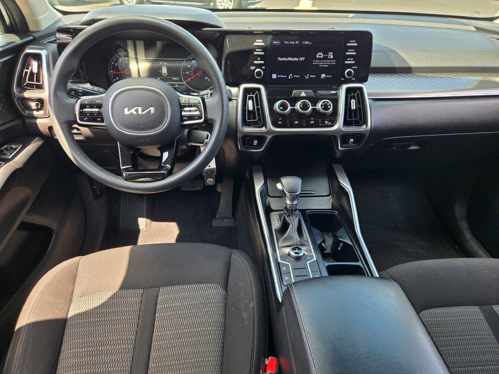 Used 2022 Kia Sorento LX AWD/4WD image 16