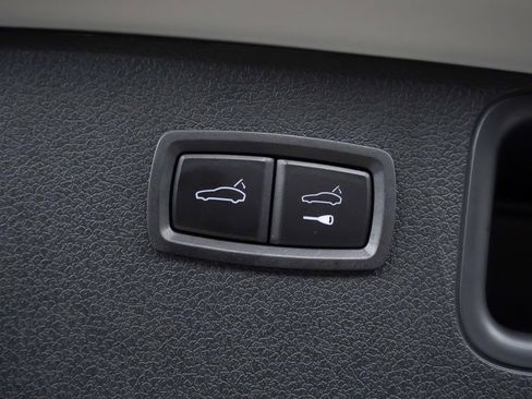 Certified 2025 Porsche Macan image 14