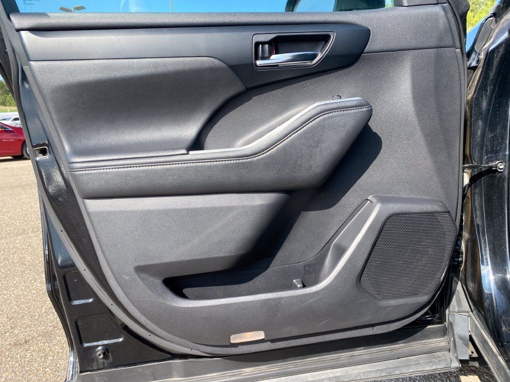 Used 2021 Toyota Highlander XLE AWD/4WD image 36