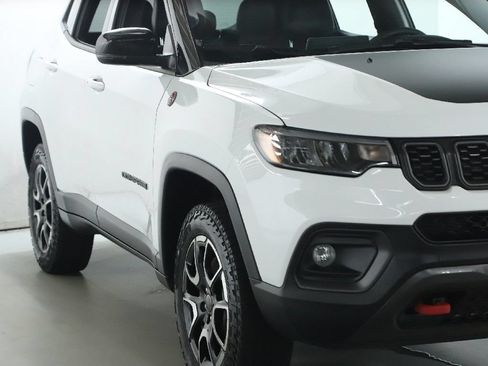 Used 2025 Jeep Compass Trailhawk AWD/4WD image 9
