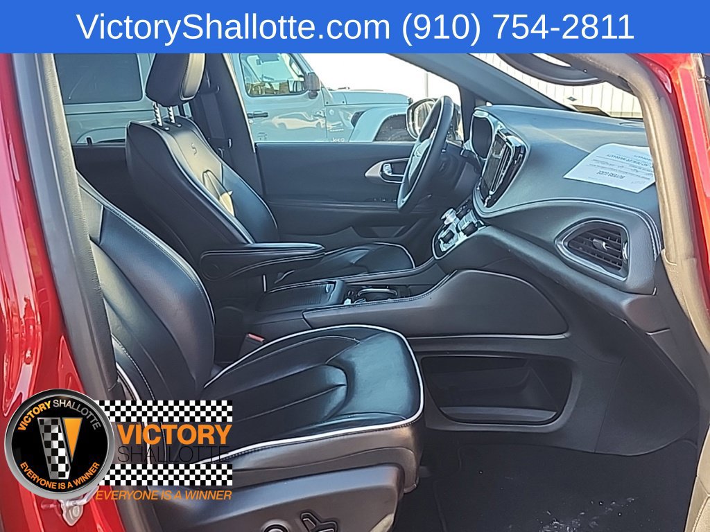 Used 2025 Chrysler Pacifica Limited FWD image 36