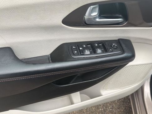 Used 2017 Chrysler Pacifica Touring-L FWD image 13