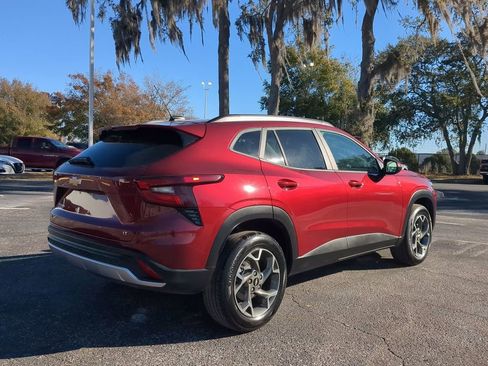 Used 2025 Chevrolet Trax LT w/ LT Convenience Package image 4