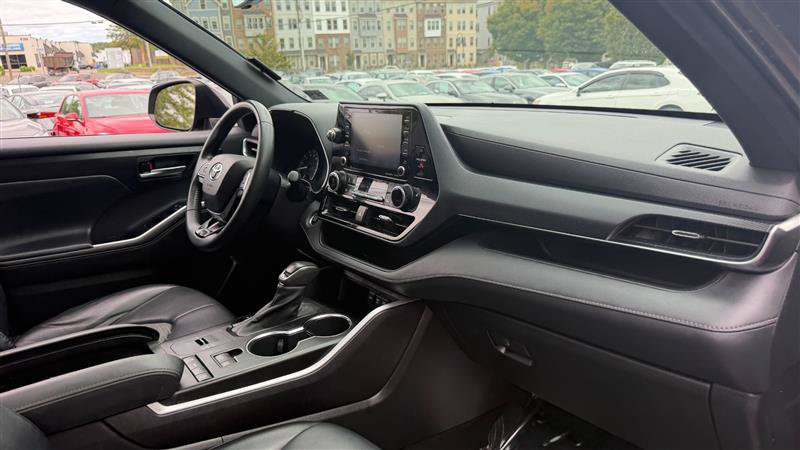 Used 2021 Toyota Highlander XSE FWD image 7