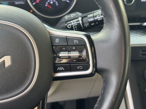 Used 2022 Kia Carnival LX image 29