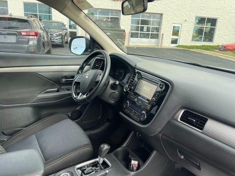 Used 2016 Mitsubishi Outlander SE AWD/4WD image 2